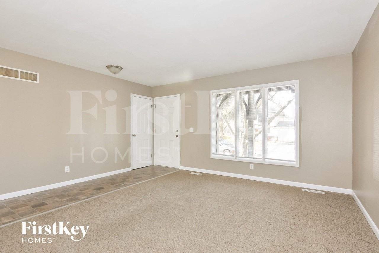 2740 Sherwood Dr - Photo 4 of 15