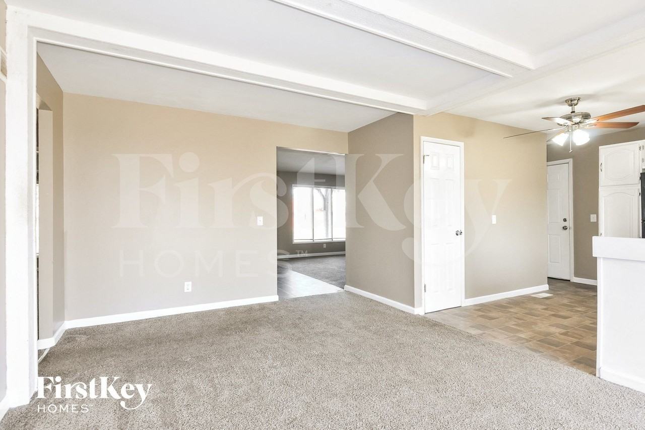 2740 Sherwood Dr - Photo 5 of 15