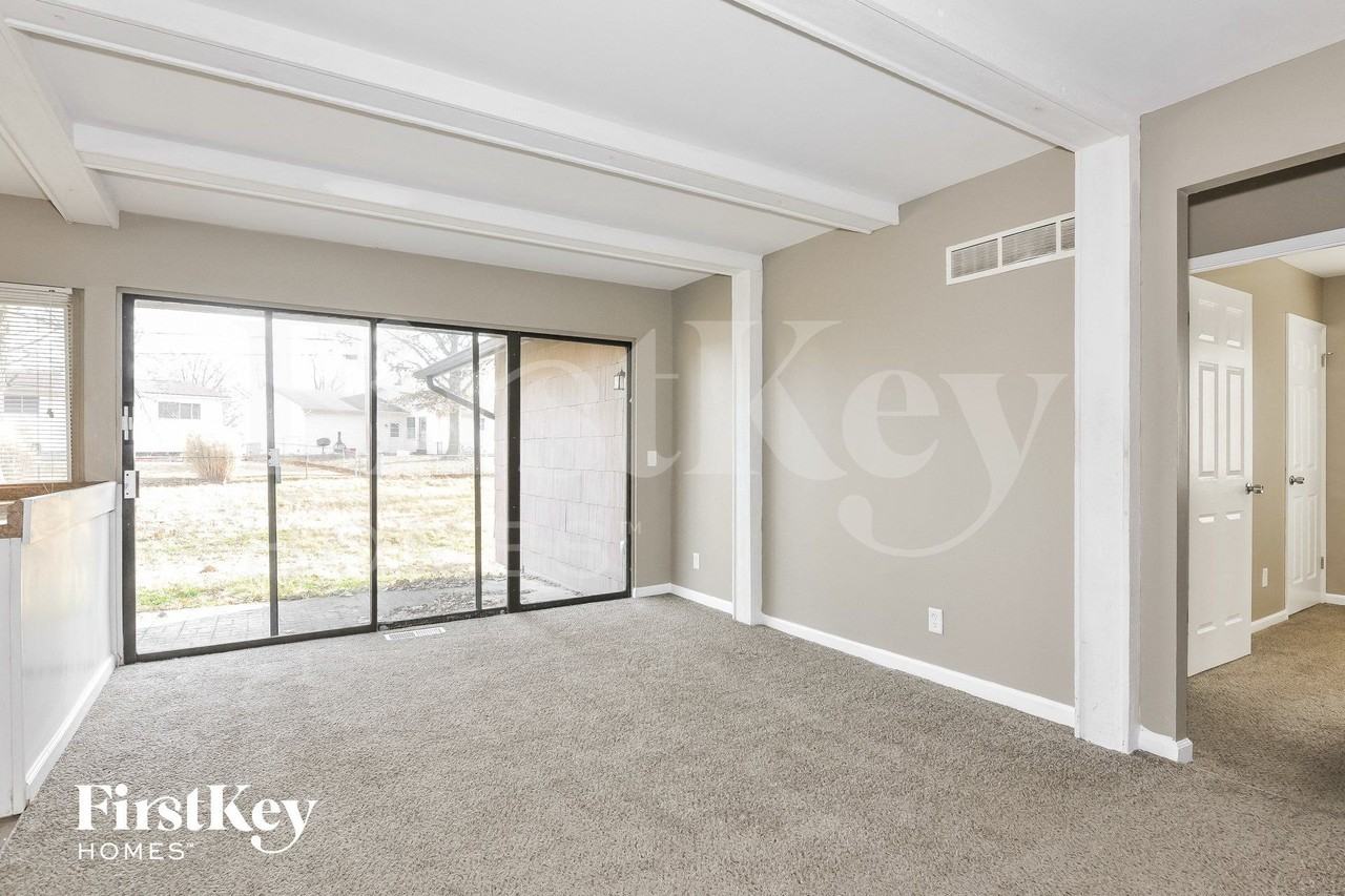 2740 Sherwood Dr - Photo 6 of 15
