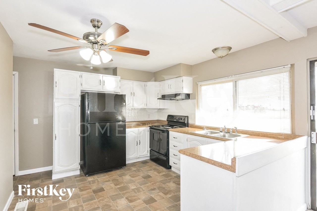 2740 Sherwood Dr - Photo 7 of 15