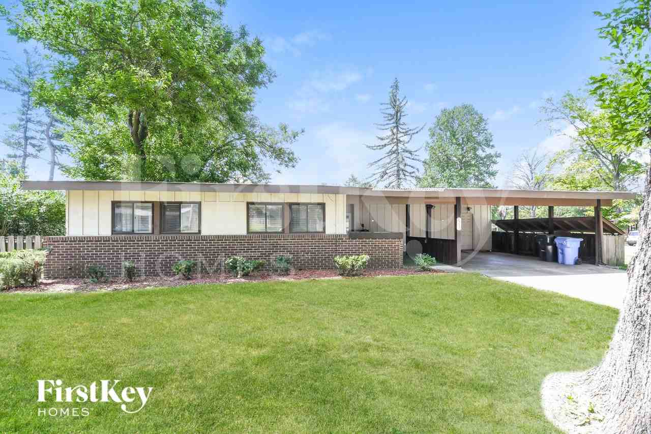2240 Cherry Ln - Photo 2 of 16