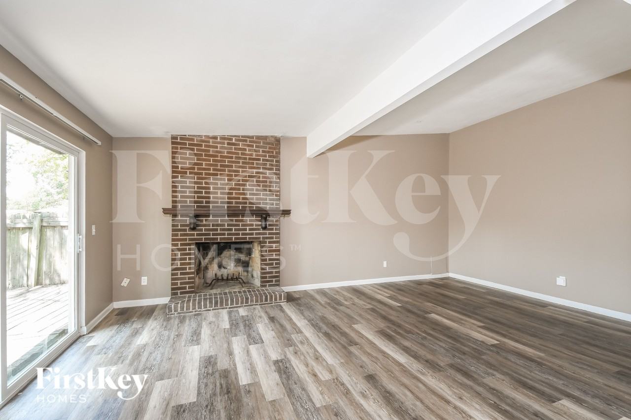 2240 Cherry Ln - Photo 4 of 16