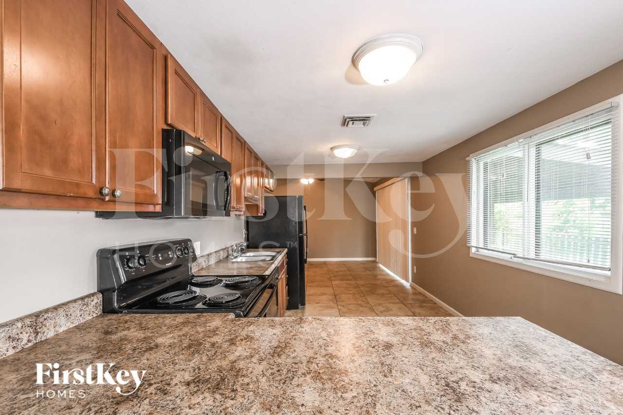 2240 Cherry Ln - Photo 5 of 16
