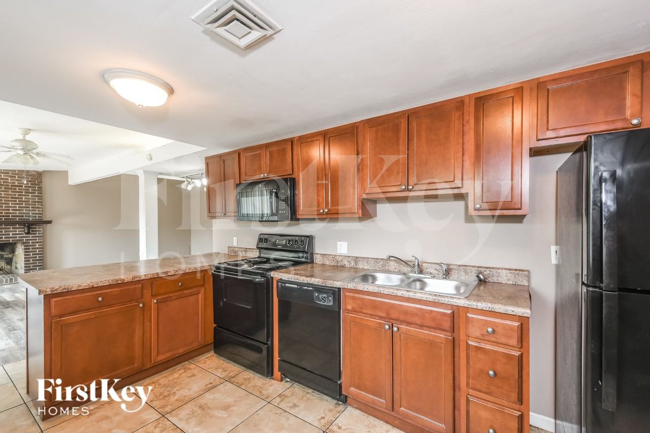 2240 Cherry Ln - Photo 6 of 16