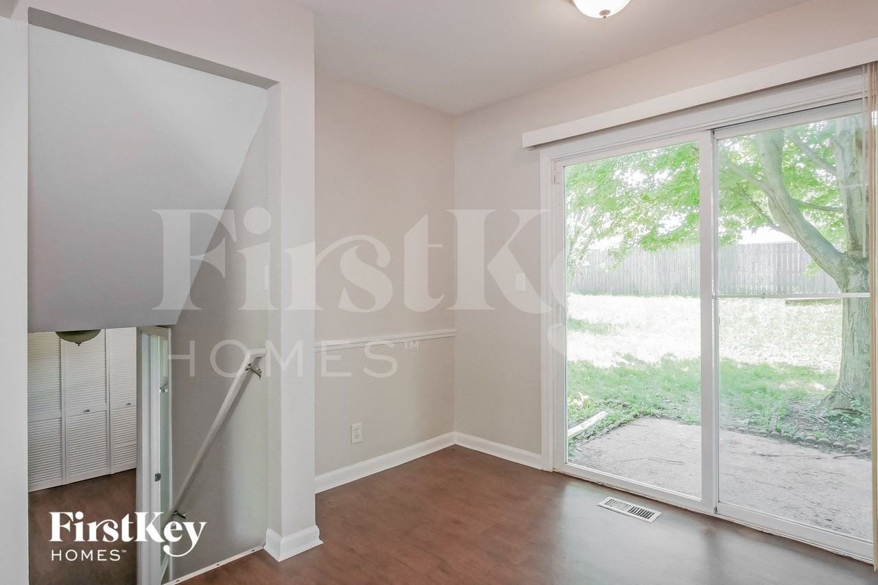 221 Rockhurst Rd - Photo 4 of 15