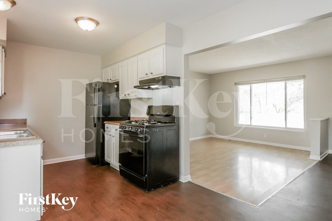 221 Rockhurst Rd - Photo 5 of 15
