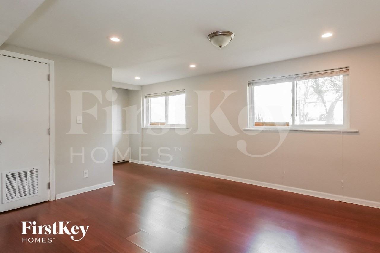 221 Rockhurst Rd - Photo 7 of 15