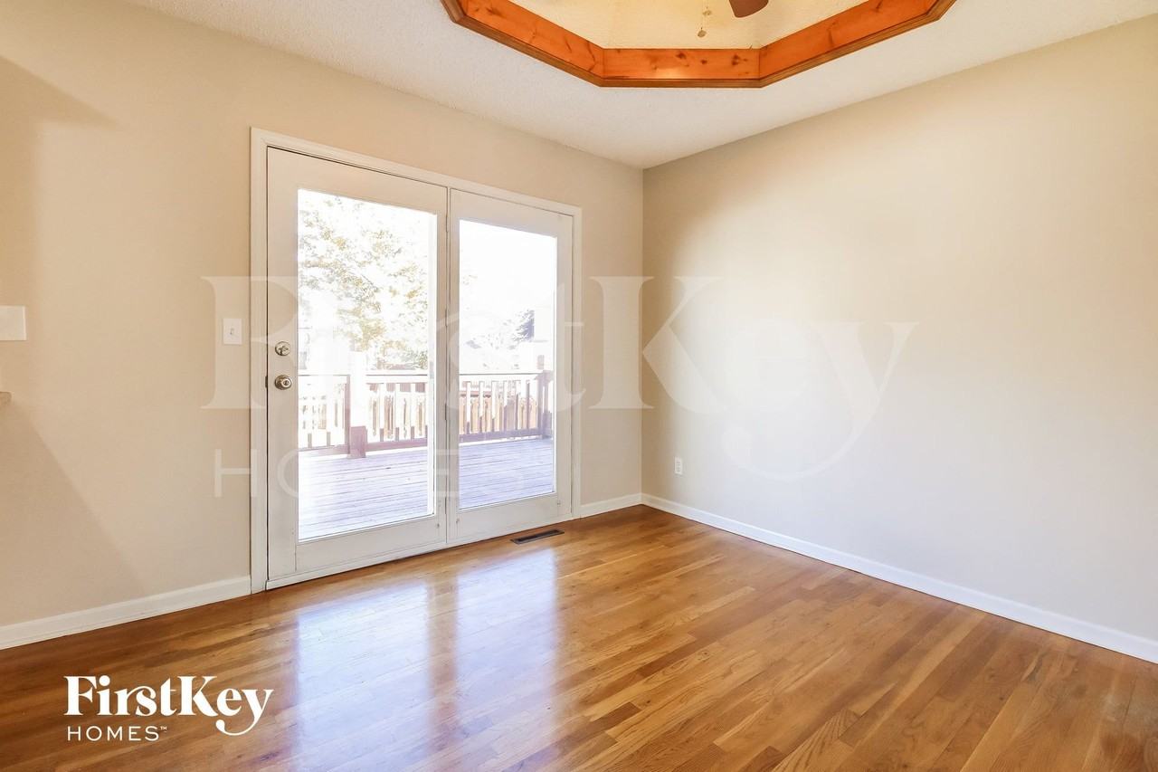1601 Ne Auburn Dr - Photo 4 of 15