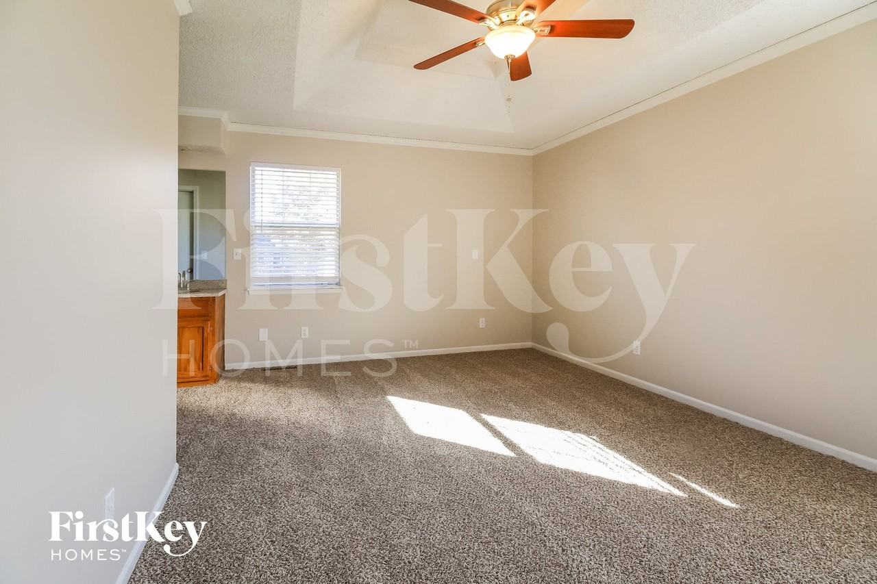 1601 Ne Auburn Dr - Photo 6 of 15