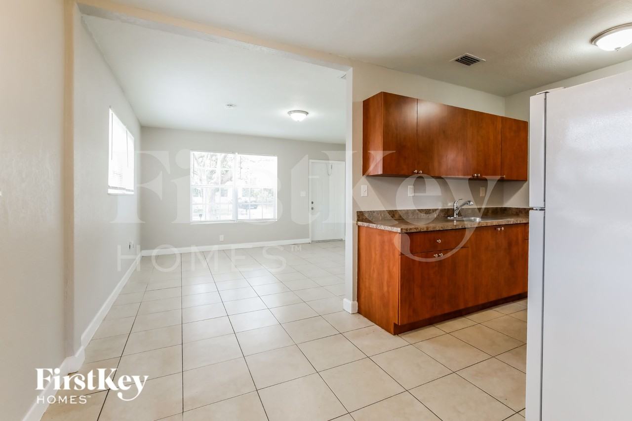 1250 Ne 207th Ter - Photo 5 of 16