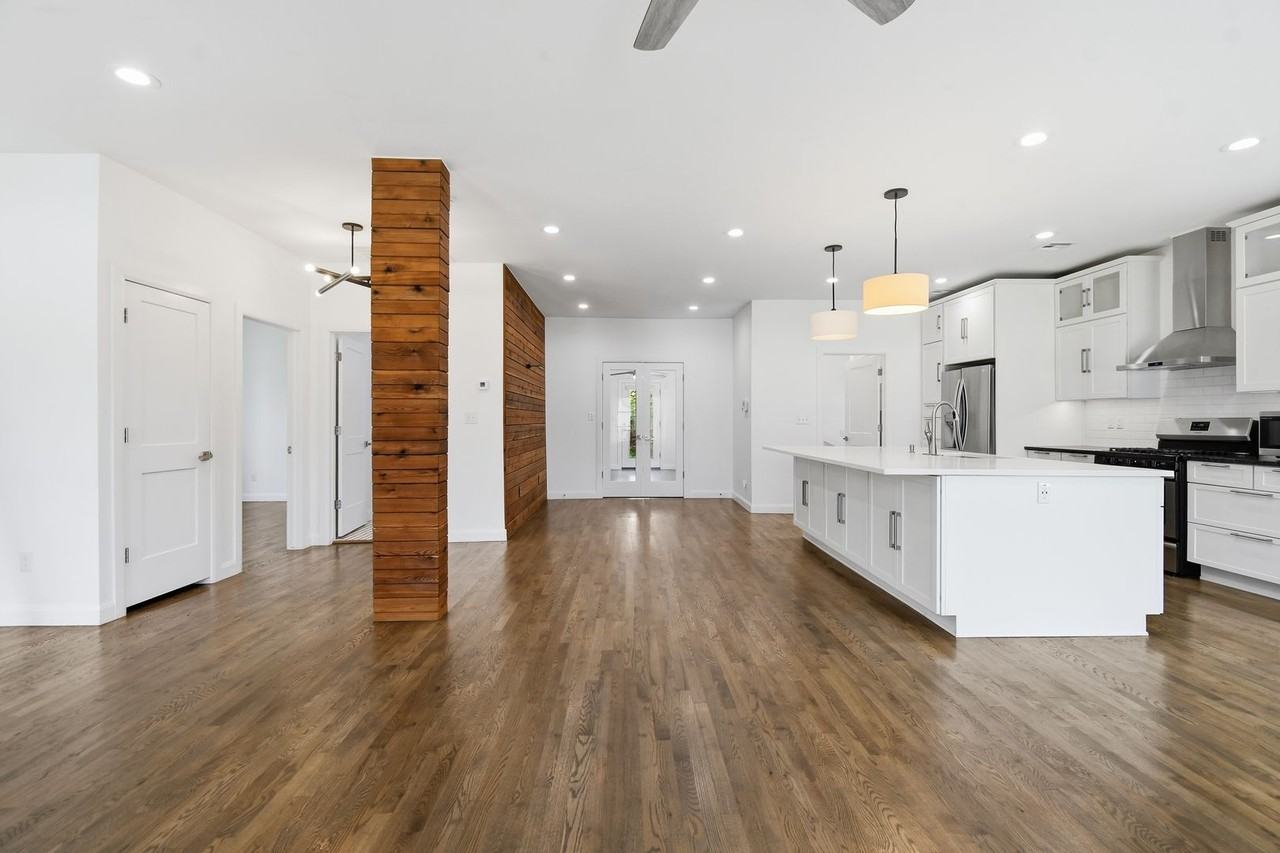 2323 E 13th St - Photo 4 of 22