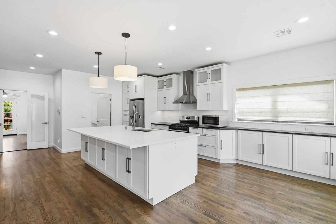 2323 E 13th St - Photo 5 of 22