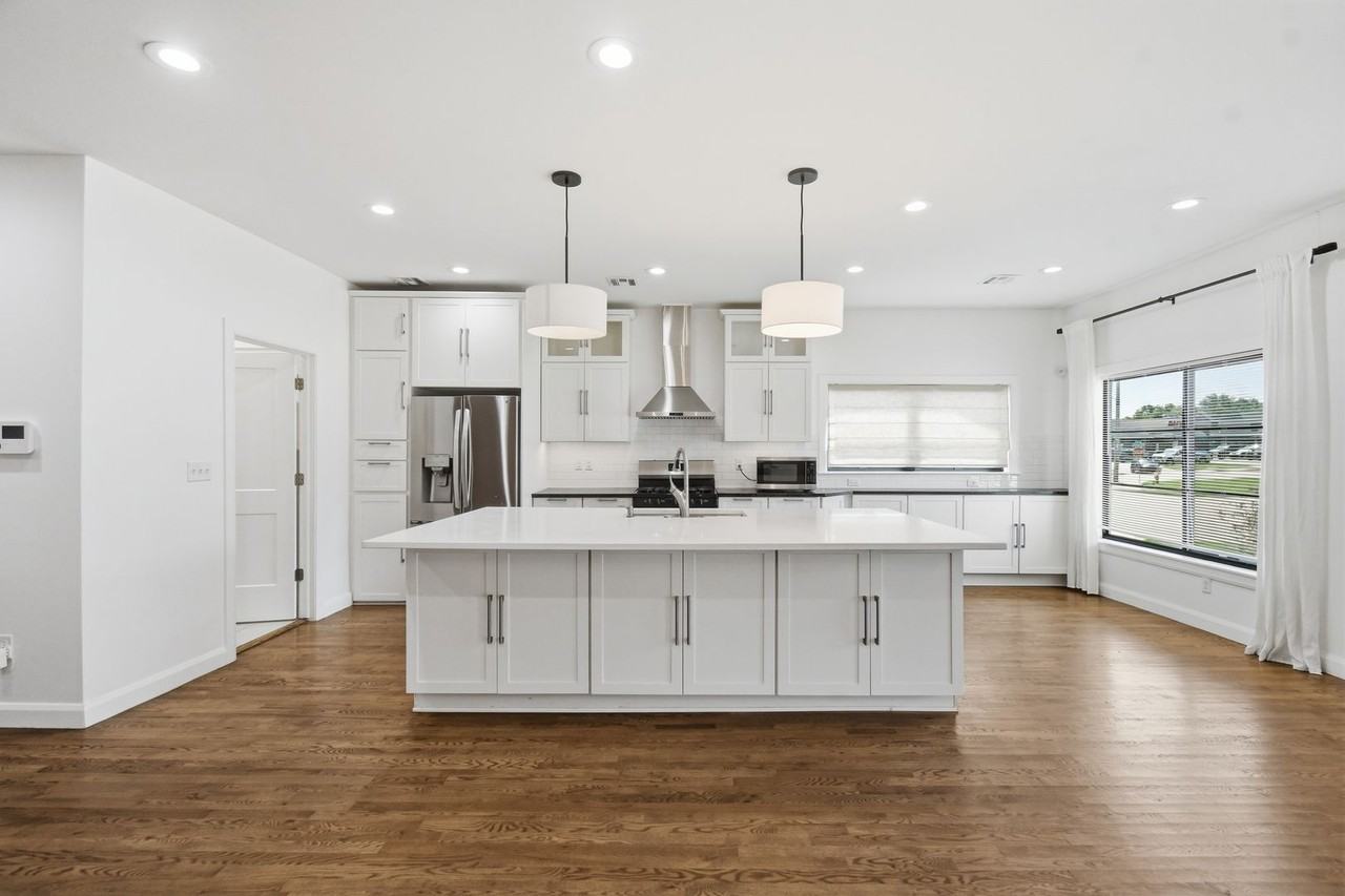 2323 E 13th St - Photo 6 of 22
