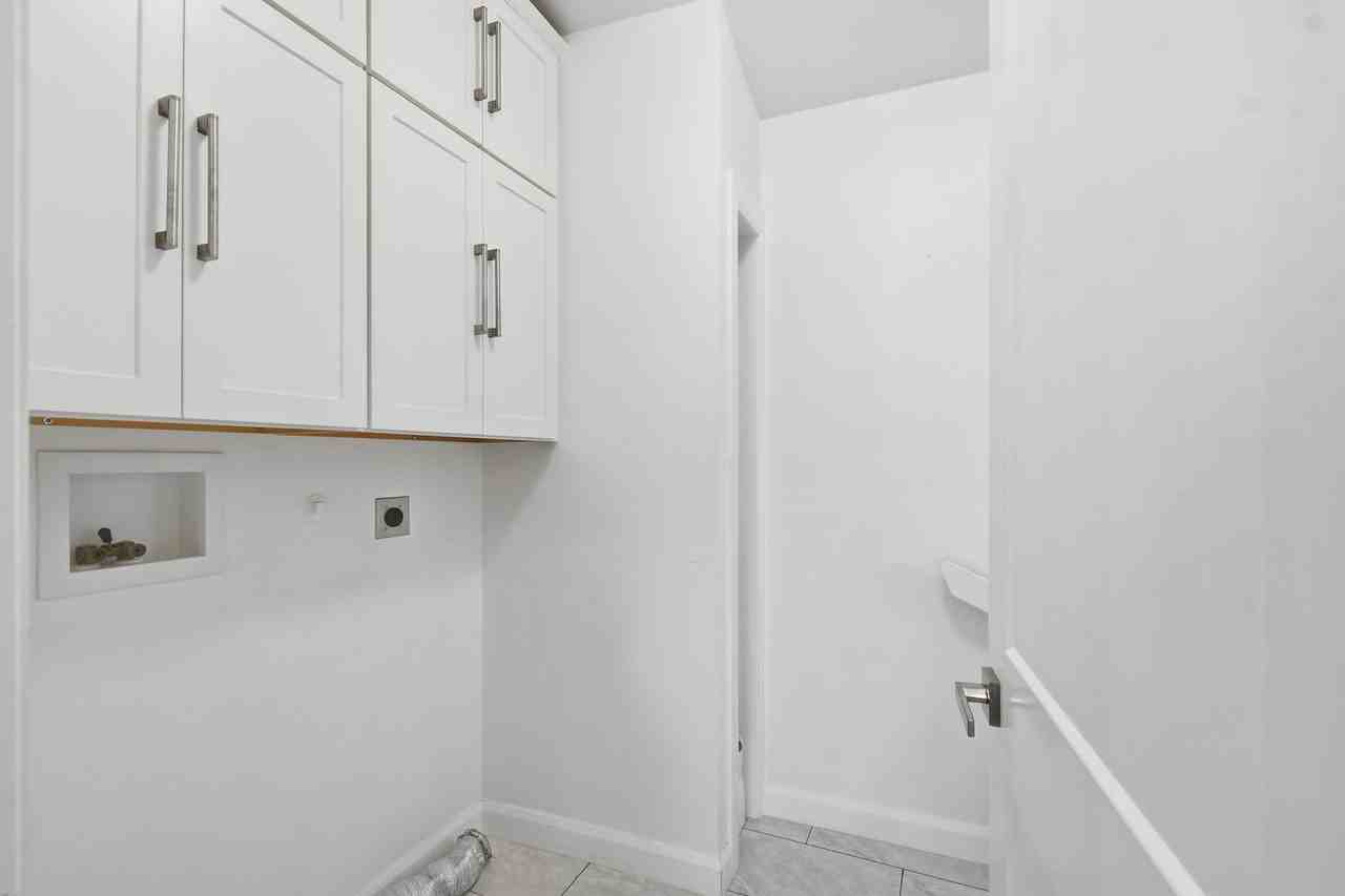 2323 E 13th St - Photo 7 of 22