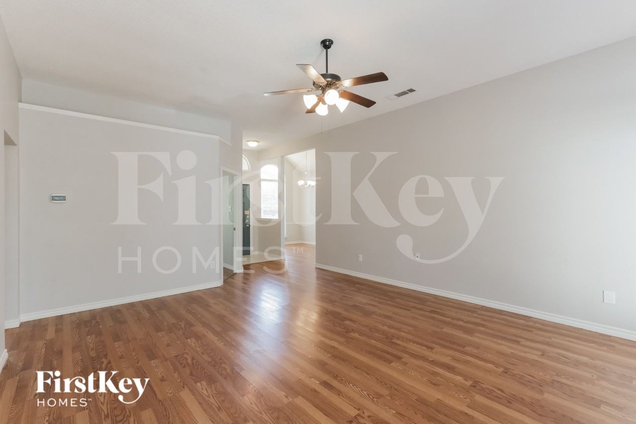 1027 Sea Shell Dr - Photo 4 of 16