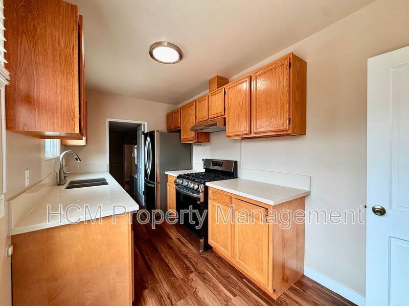 590 Oak St - Photo 6 of 17