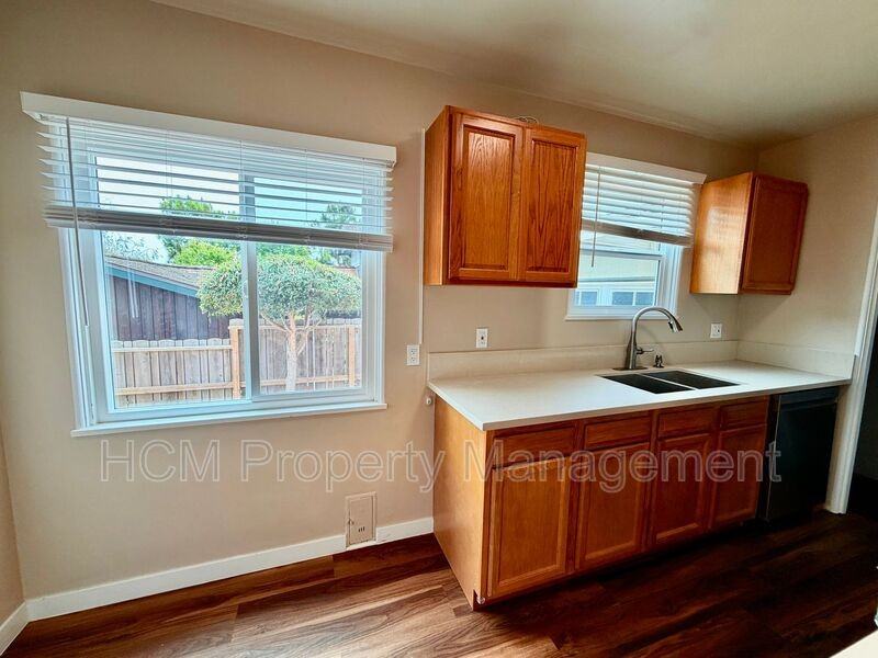 590 Oak St - Photo 7 of 17