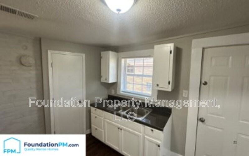 1596 Barton St - Photo 3 of 18