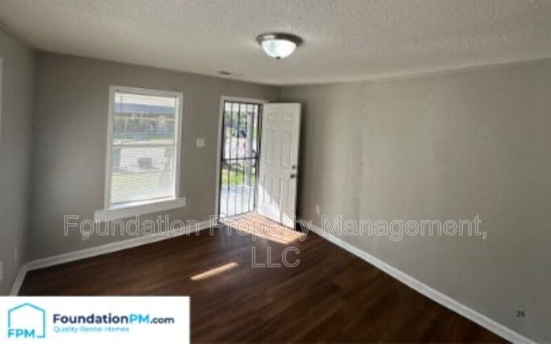 1596 Barton St - Photo 6 of 18