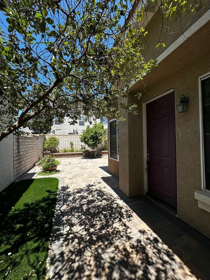1455 Holcomb Pl - Photo 2 of 27