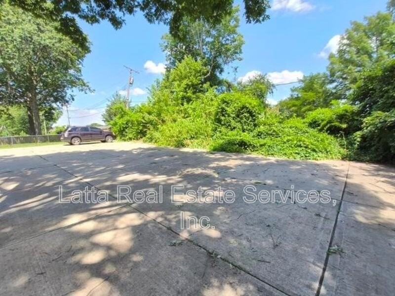 1101 Nw Mock Ave #B - Photo 3 of 9