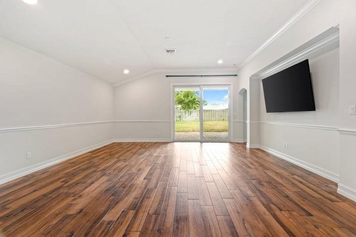 17735 Carver Avenue - Photo 5 of 8