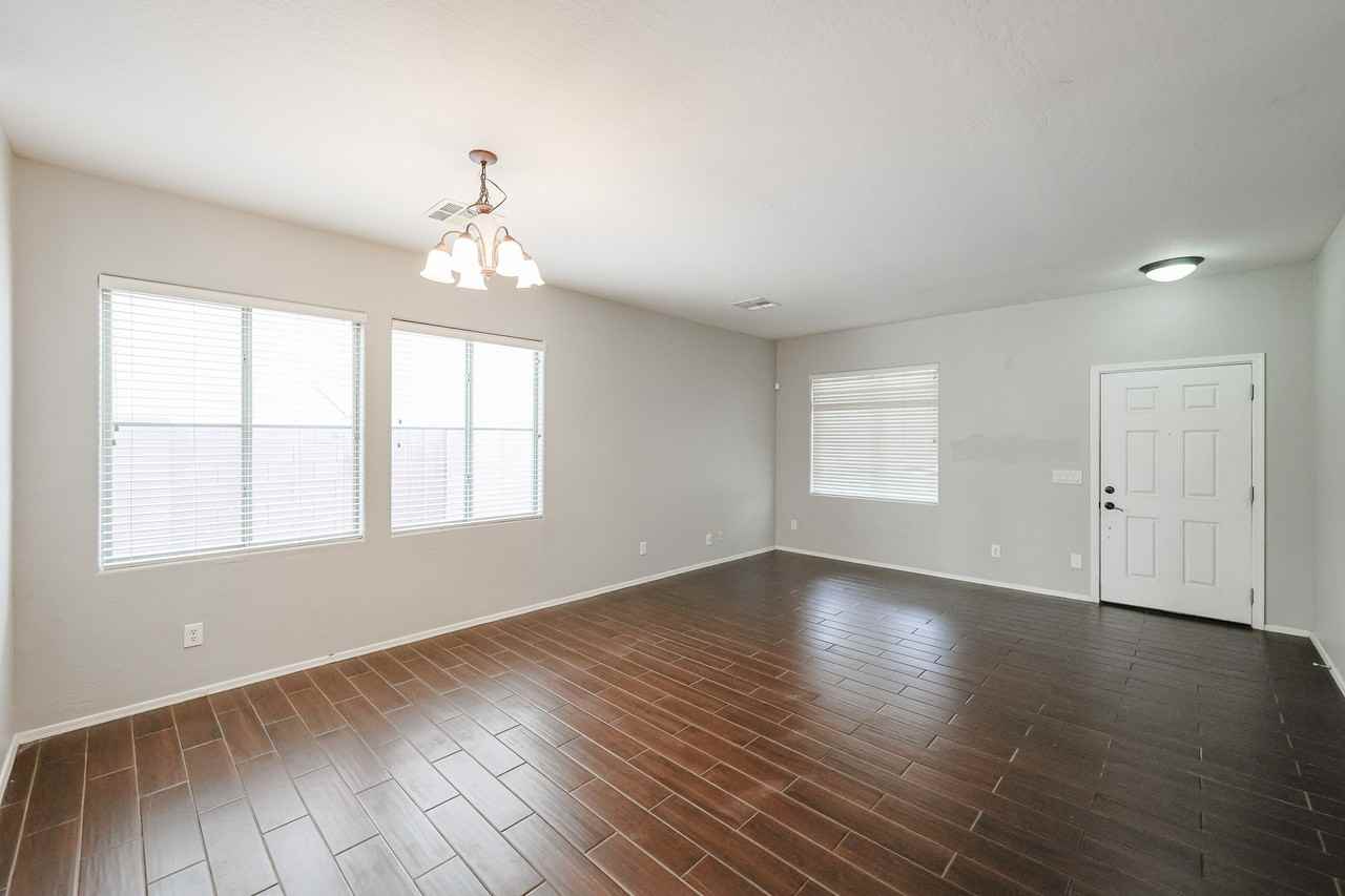 4563 E Oxford Ln - Photo 7 of 50