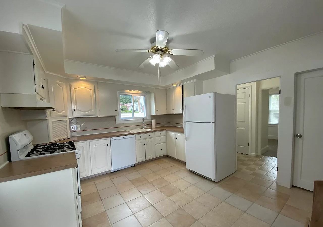 403 Dexter Ave - Photo 4 of 15