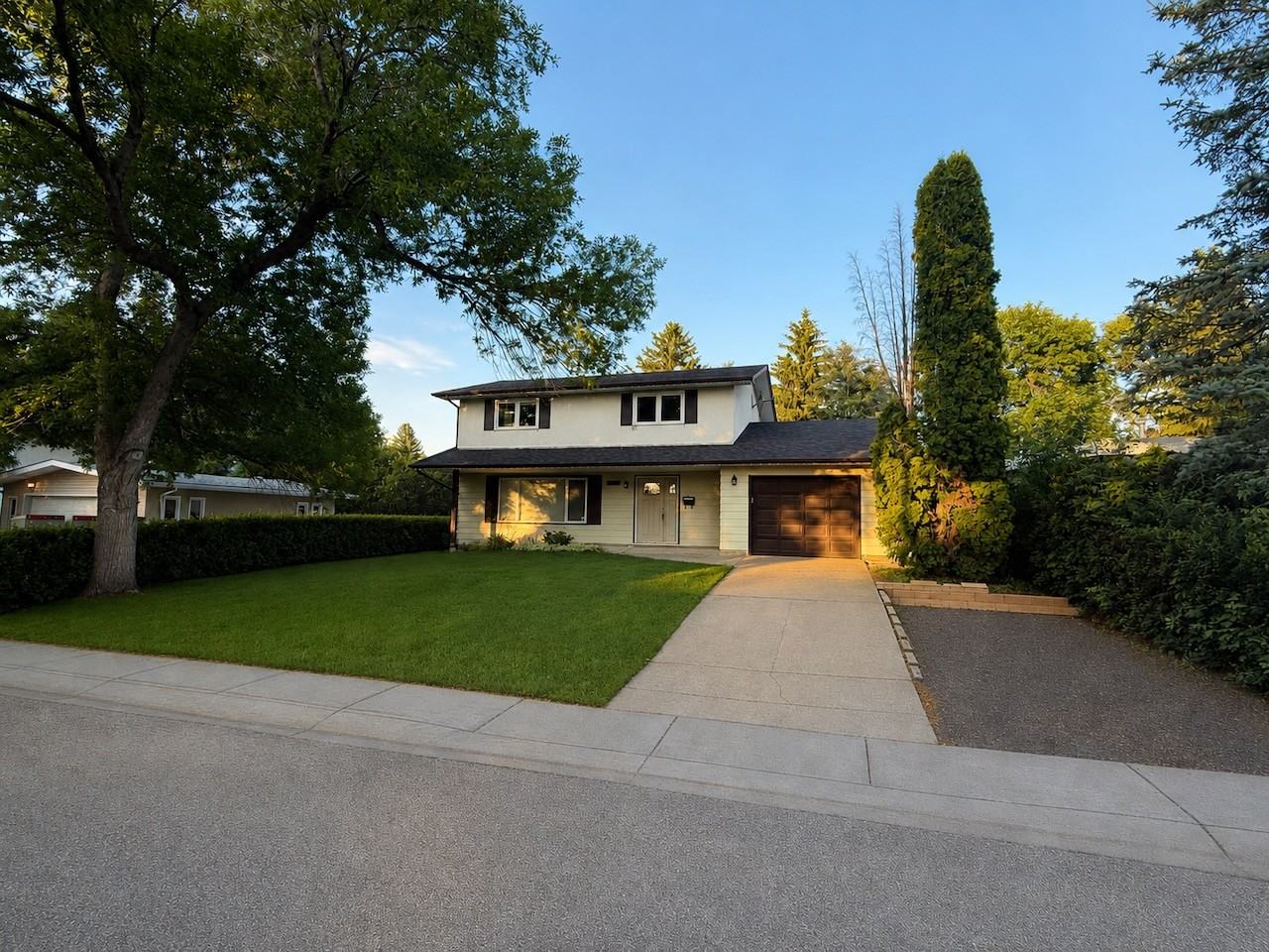 1047 Adamson Cres - Photo 2 of 28