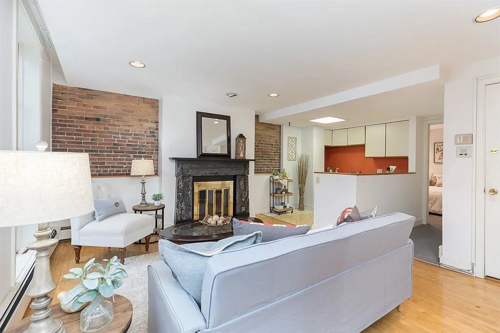 4 Derne St #2 - Photo 2 of 10