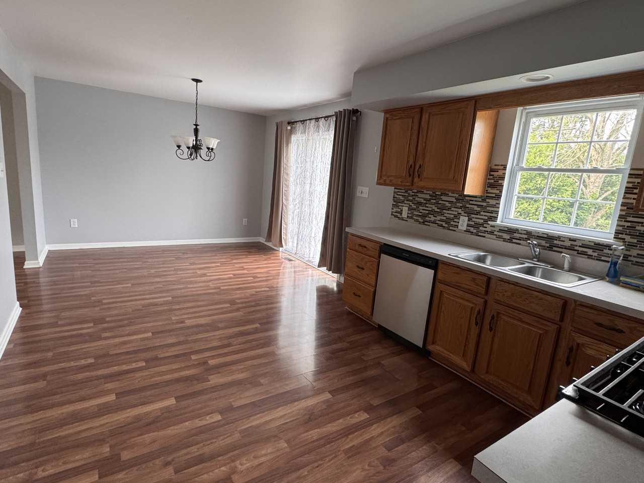 384 Oneida Dr - Photo 6 of 21
