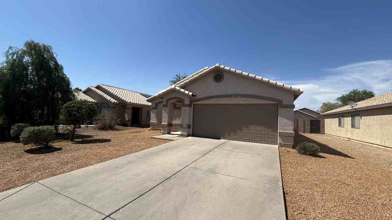 15932 W Lundberg St - Photo 2 of 26