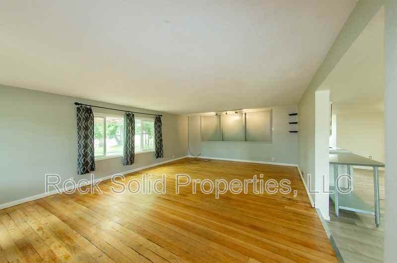 210 Seymour Ave - Photo 7 of 31