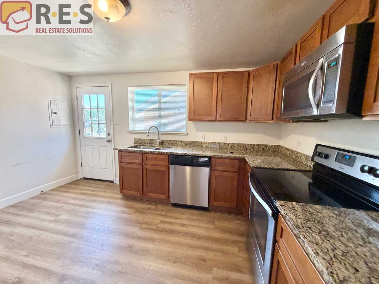 3144 N Vine St - Photo 3 of 11