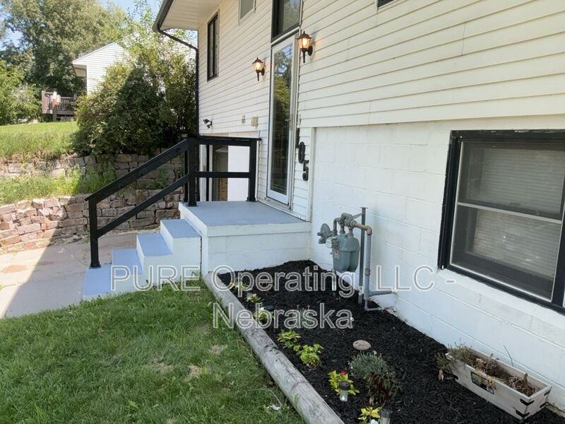 105 N Elm St - Photo 2 of 29