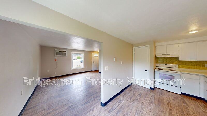 144 Forest St - Photo 4 of 9