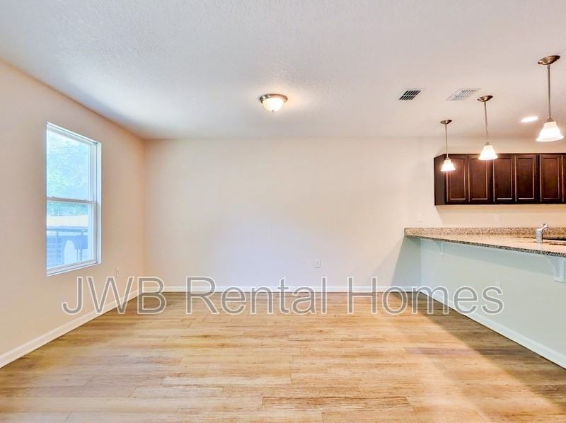 702 James St - Photo 3 of 11