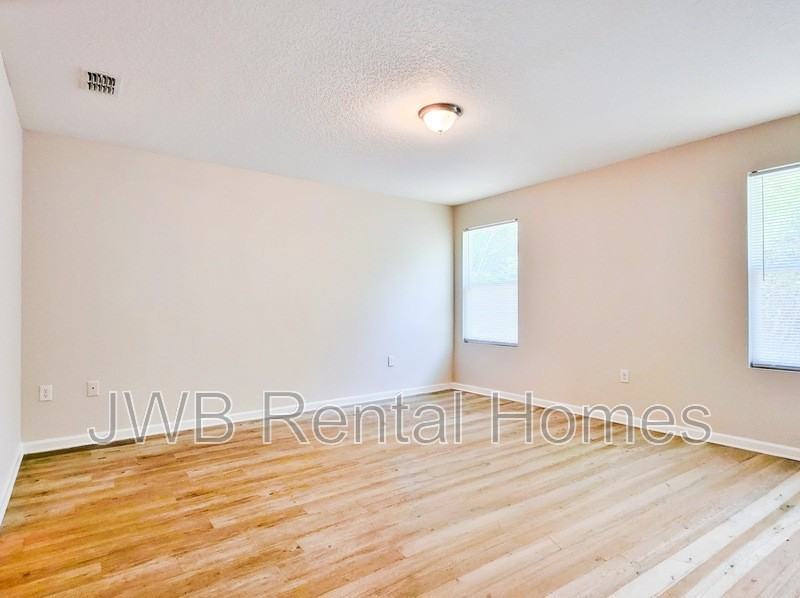 702 James St - Photo 7 of 11