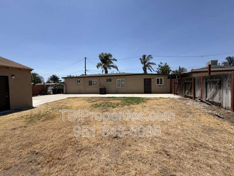 1656 Bryn Mawr Ct - Photo 3 of 6