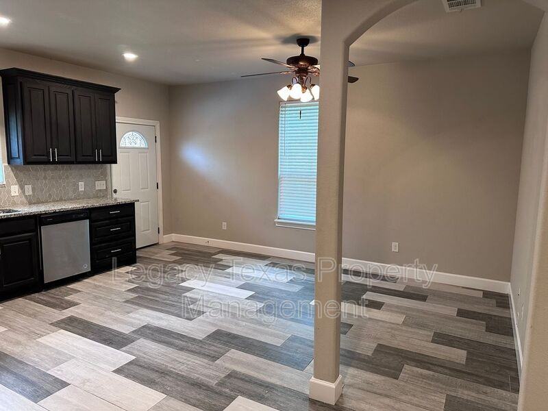 729 E Brown St - Photo 2 of 40