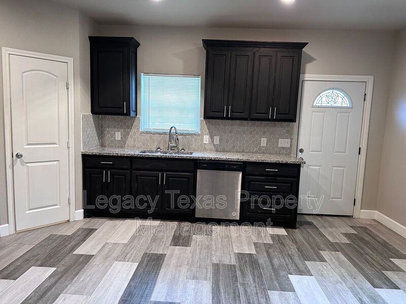 729 E Brown St - Photo 3 of 40