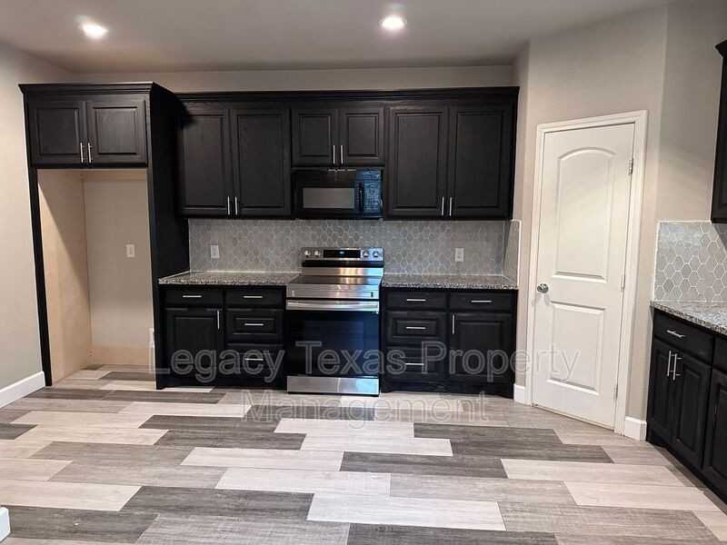 729 E Brown St - Photo 4 of 40