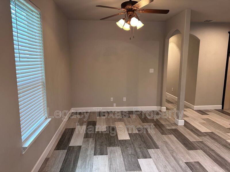 729 E Brown St - Photo 5 of 40