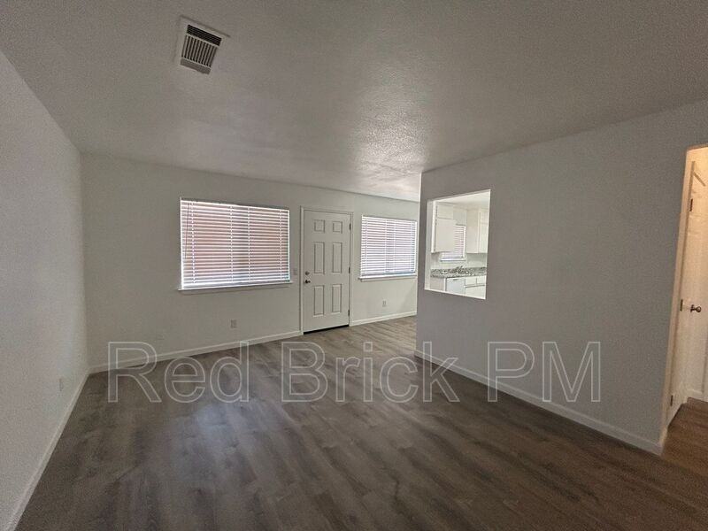 105 Kings Ave - Photo 2 of 4