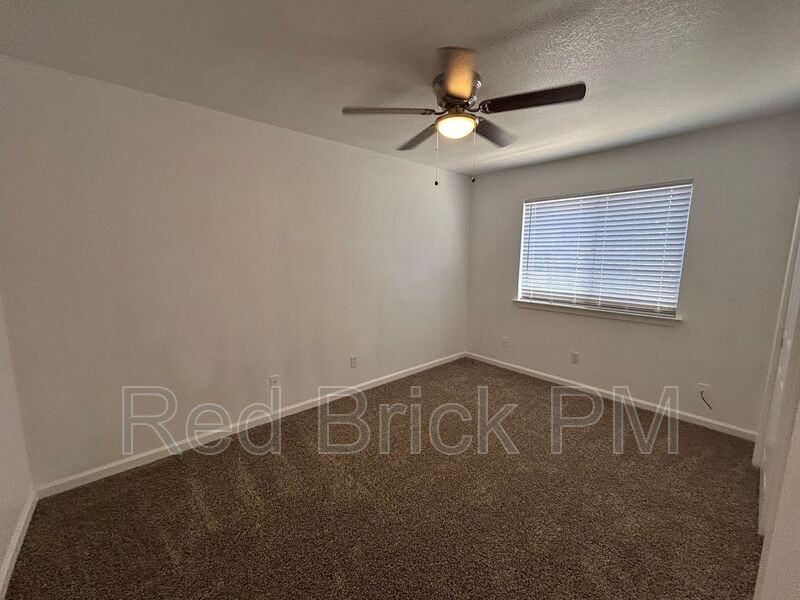 105 Kings Ave - Photo 3 of 4