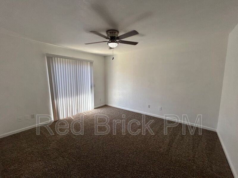 105 Kings Ave - Photo 4 of 4