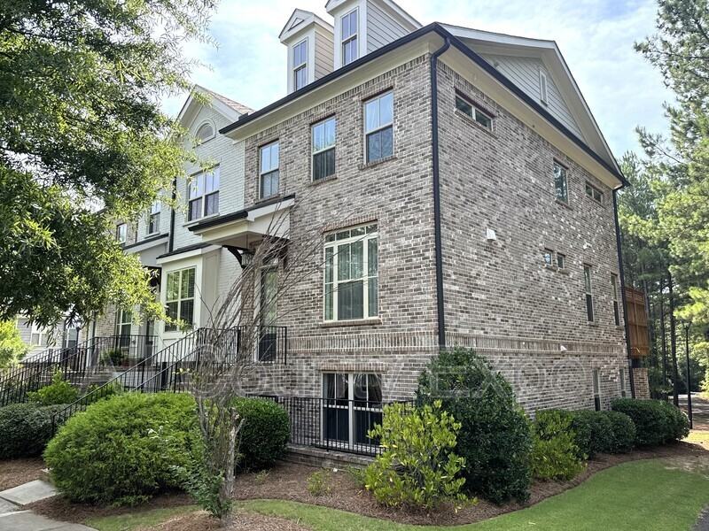 1529 Huntwood Ct - Photo 3 of 40