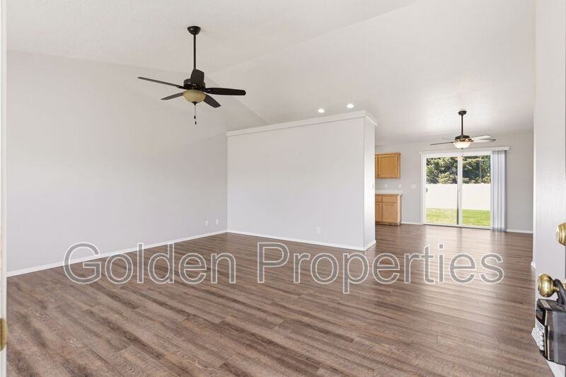 10654 N Seaside St - Photo 3 of 26