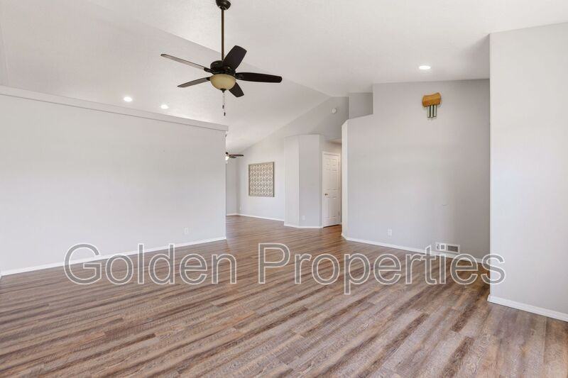 10654 N Seaside St - Photo 4 of 26