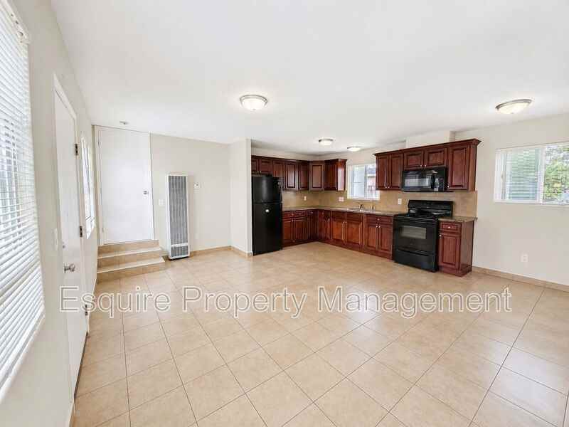 1263 S Oxnard Blvd #7 - Photo 2 of 4